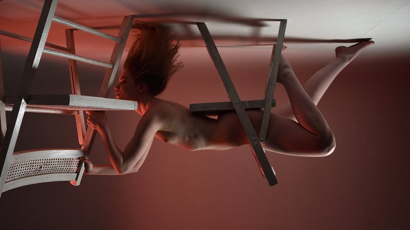 девушка Девушка и два стула ... фото превью