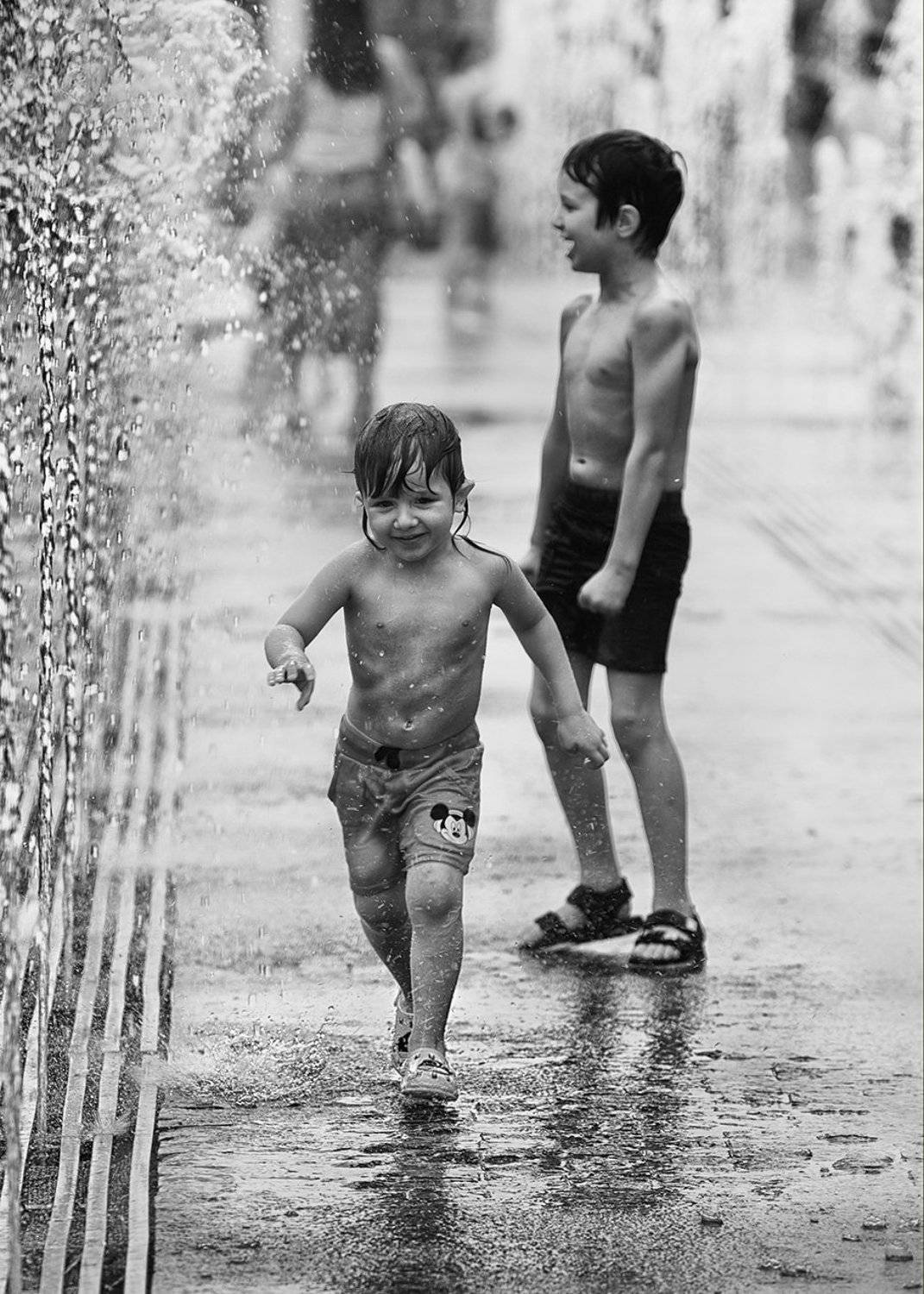 дети, чб фото, жанровый уличный детский портрет, фонтаны, эмоции, Vera Trandina