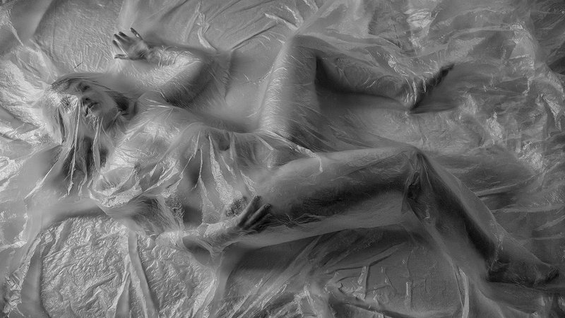 девушка Девушка под плёнкой фото превью