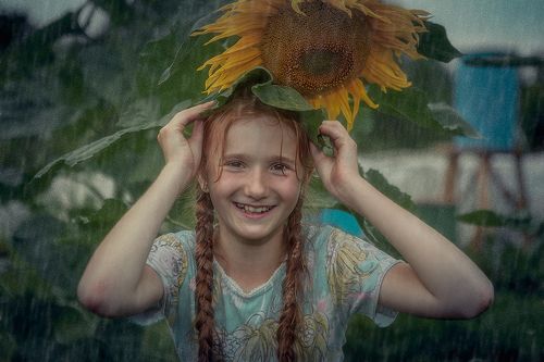 Пусть падают капли а мы веселимся.