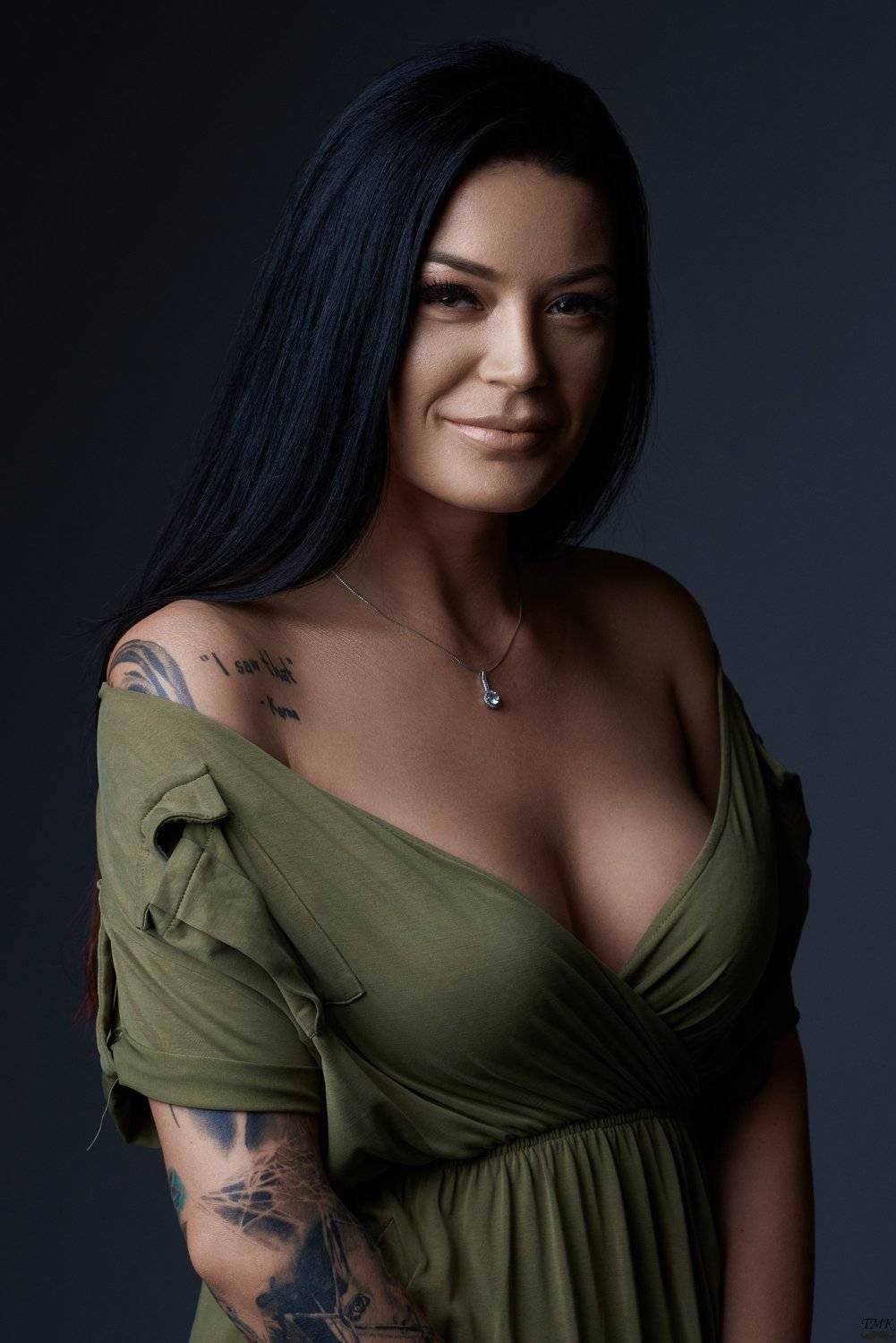 portrait, dress, smile, studio, studio light, brunette, tattoo, eyes, colors, brownish, woman, Tomas Masoit