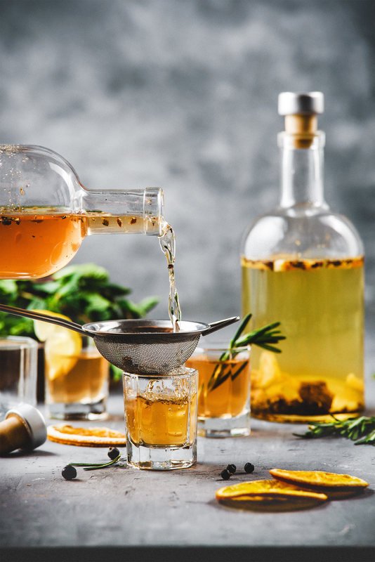 фудфото, напиток, бутыль, еда, желтый, стекло, джин, домашний напиток, настойка джин в бутылке фото превью