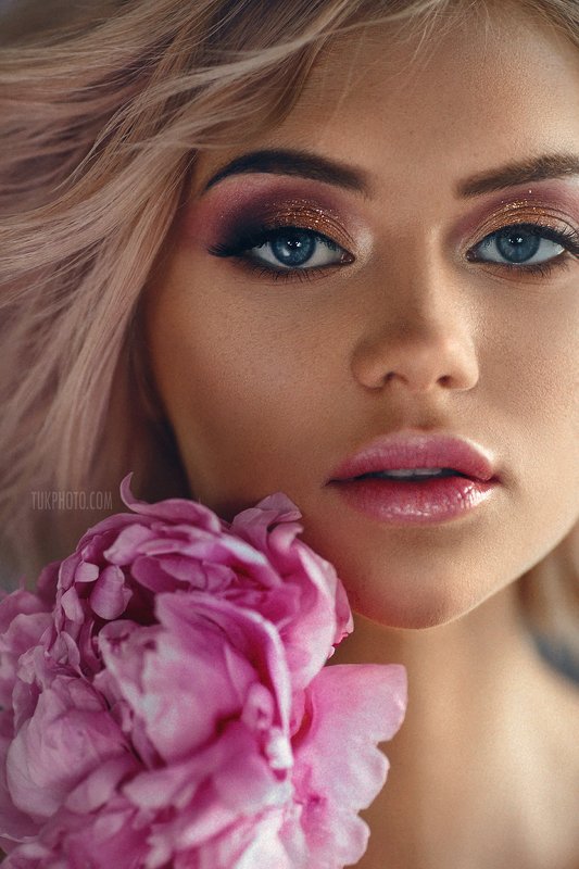 girl musician band portrait piony pink golden make aup Kis kis фото превью