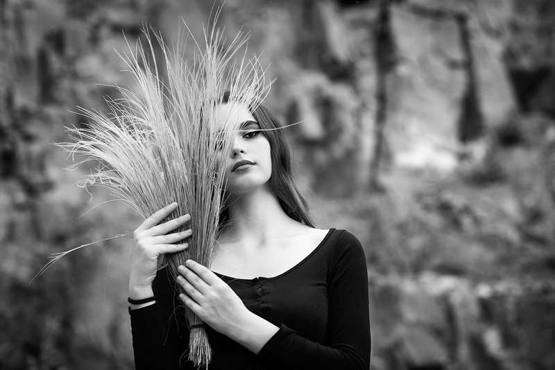 Девушка с букетом ковыля фото превью