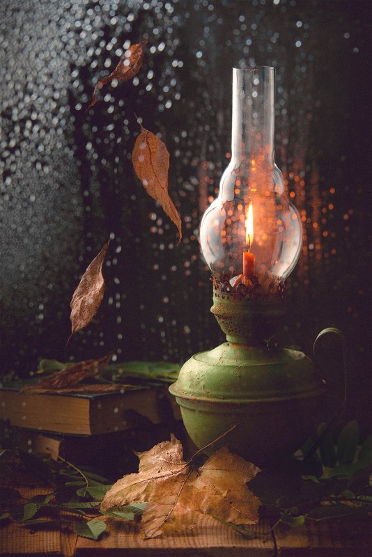 натюрморт, темный фон, керосинка, дождь, капли, стекло, огонь, уют, тепло, осень бабушкина керосинка фото превью