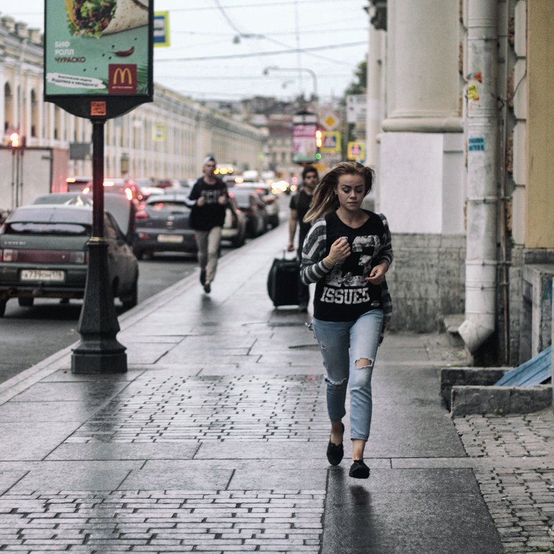 девушка, питер, улица по городу фото превью