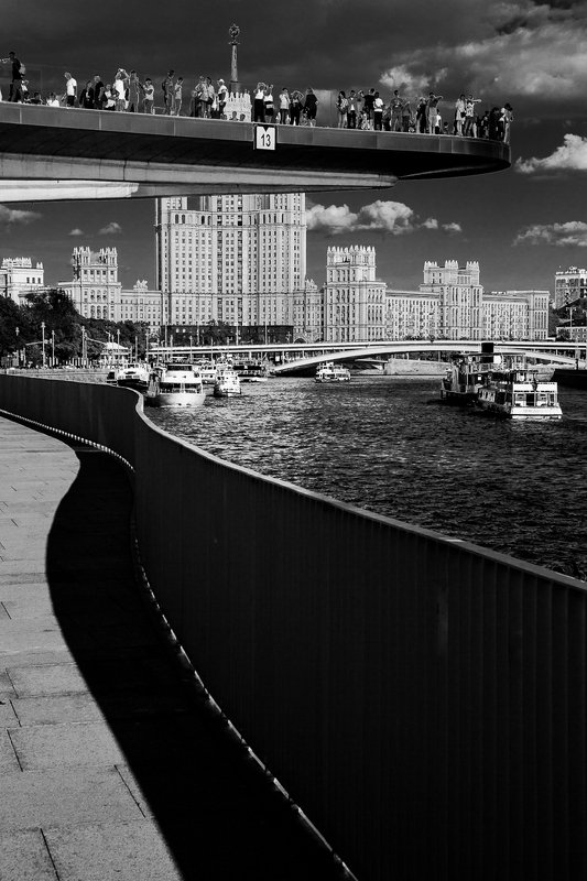 москва, москва-река, река, зарядье, набережная, город, столица, котельническая набережная, высотка, чб, городской пейзаж, bw, black and white Зарядье фото превью