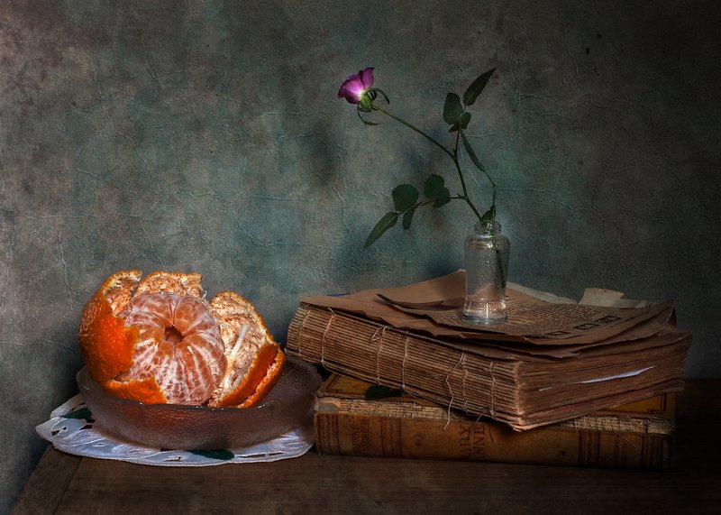 Mandarina en plato фото превью