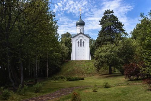 Часовня в парке.