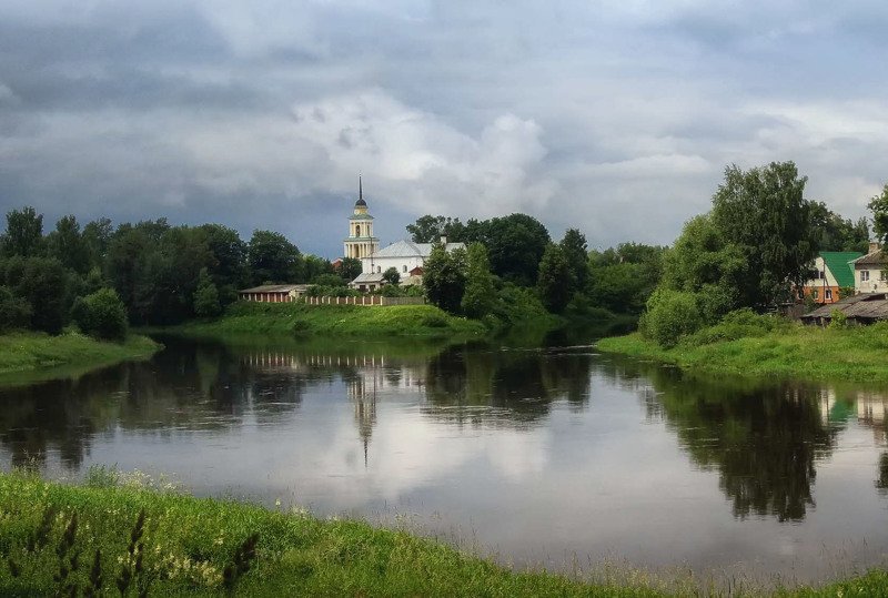 Церковь Петра и Павла в поселке Селижарово Тверской области. фото превью