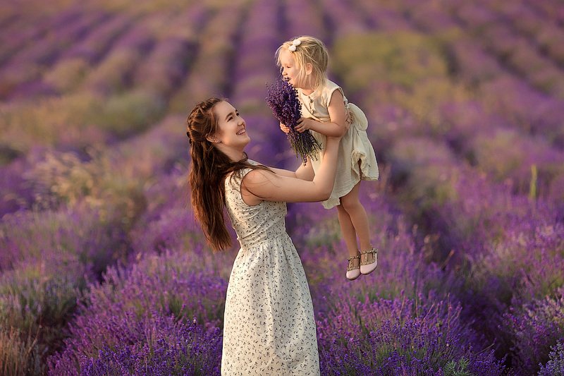 фотограф, зеркальный фотоаппарат canon mark iii, фотопрогулка, девочки, лето, закат, красота, семейная фотосессия, детский фотограф, красивые девушки, счастье, радость, дети на фото, семейная фотография, любовь, лаванда, лето, девочки, восторг Лаванда... фото превью