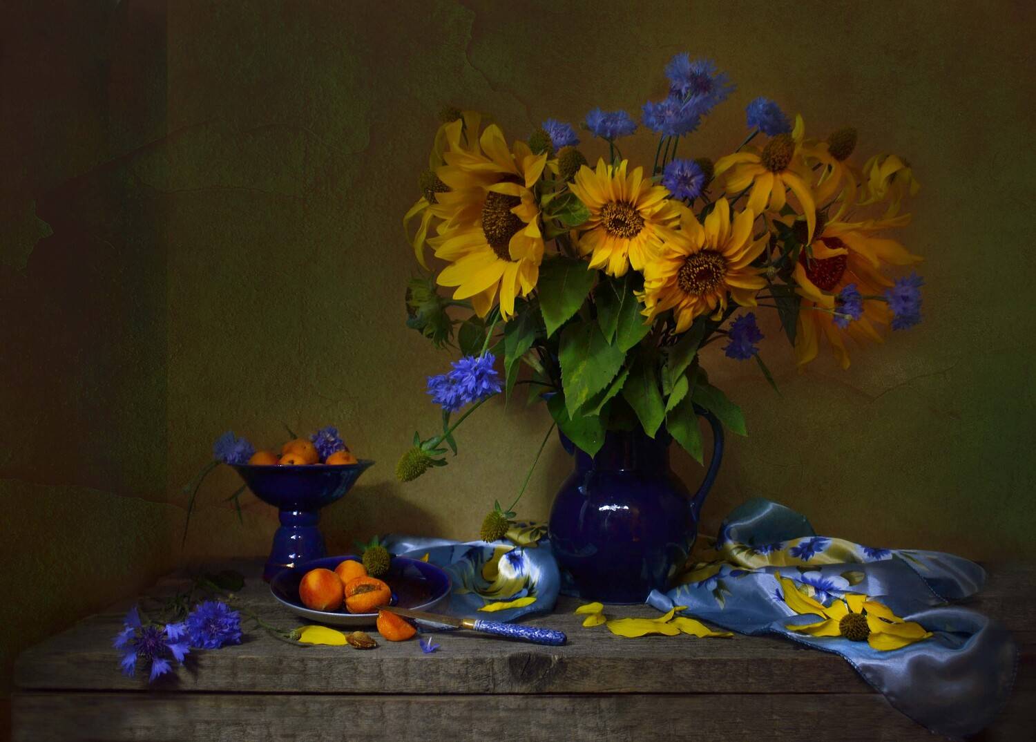 still life, цветы, фото натюрморт, фарфор, последний день июля, подсолнухи, натюрморт, лето, июль, васильки, абрикосы,, Колова Валентина