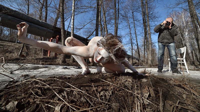 девушка Смелая девушка на пленэре с фотографом ... фото превью