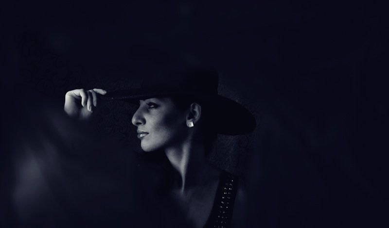 A lady in a hat фото превью