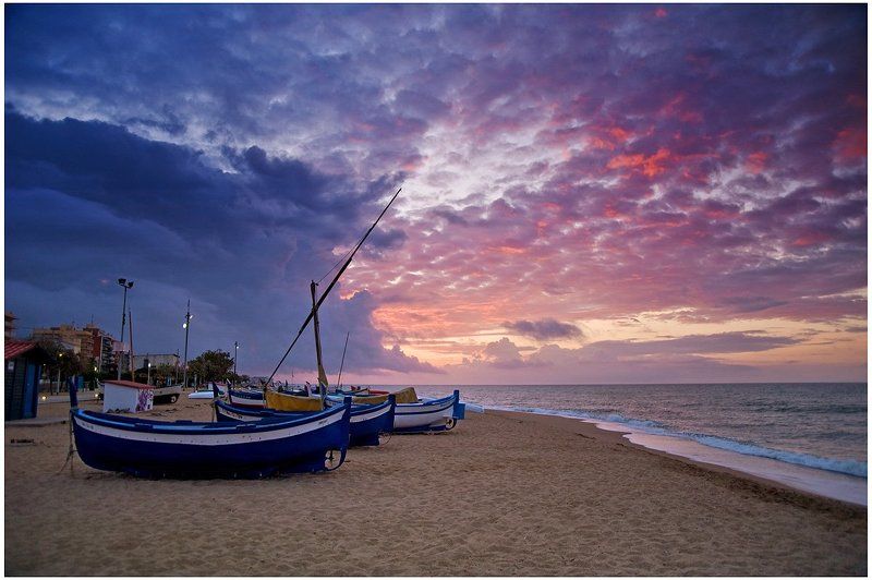 лодка, море, берег Рыбацкие лодки на берегу фото превью