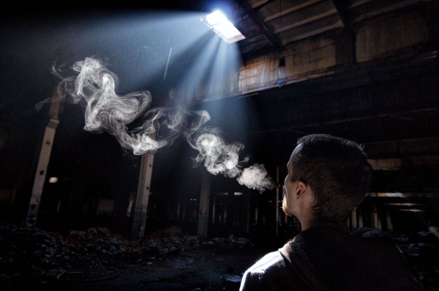 свет, чернобыль, заброшка, завод, припять, лучи, человек, дым, темнота, путь, Константин