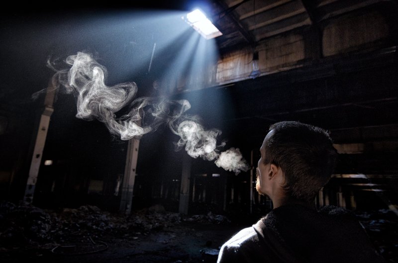 свет, чернобыль, заброшка, завод, припять, лучи, человек, дым, темнота, путь К свету фото превью