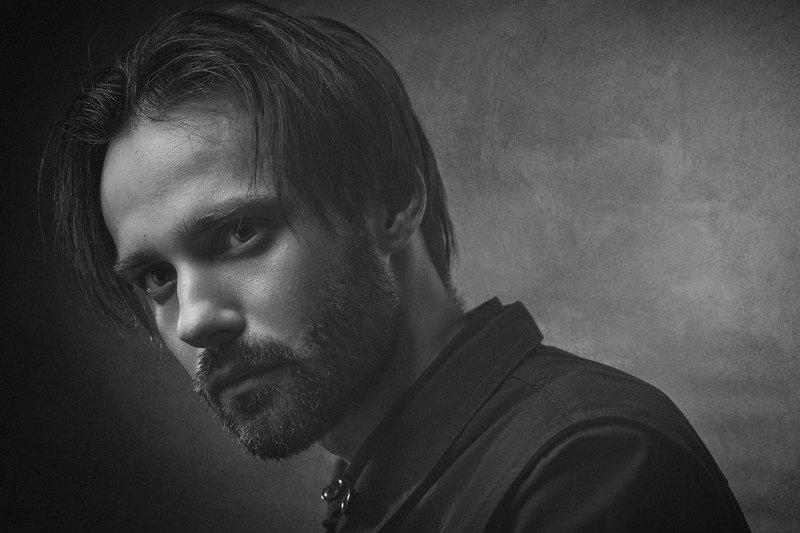 man, portrait, male portrait, black and white, actor, cinema, noir, dark, grungy, retro, mood, shadows, revolution, man, commissar Павка. Как закалялась сталь фото превью