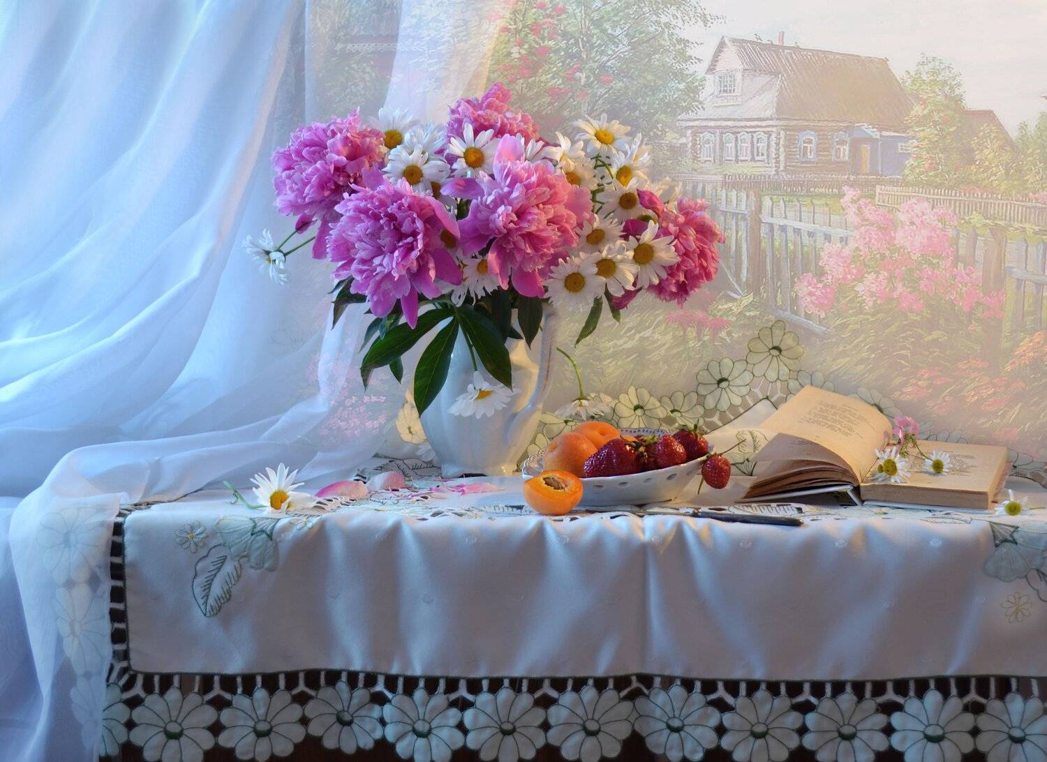 still life, натюрморт,цветы, фото натюрморт, ромашки, пионы, лето, книга, клубника, август, абрикосы, Колова Валентина
