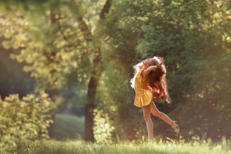 девочка танец счастье лето радость танец фото превью