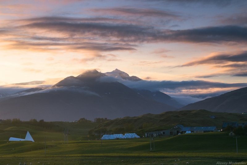 горы, Исландия, поля, ферма, ватнайокудль, грасгилья, грасгильятинтур, grasgiljatindur, Bjarnanes, Austurland, Ísland Тихая фермерская жизнь фото превью