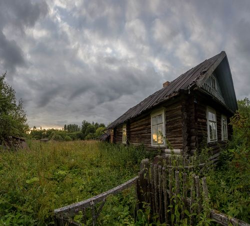 Отражался в окнах закат