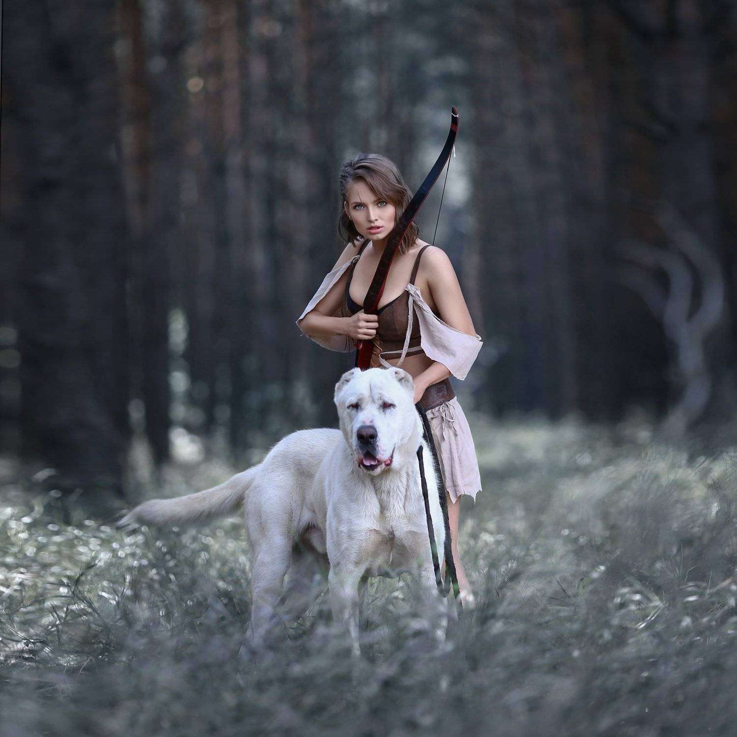 амазонка, алабай, белый алабай, лук, стрельба из лука, охотница, стреляет из лука, сосновый лес, Ирина Голубятникова