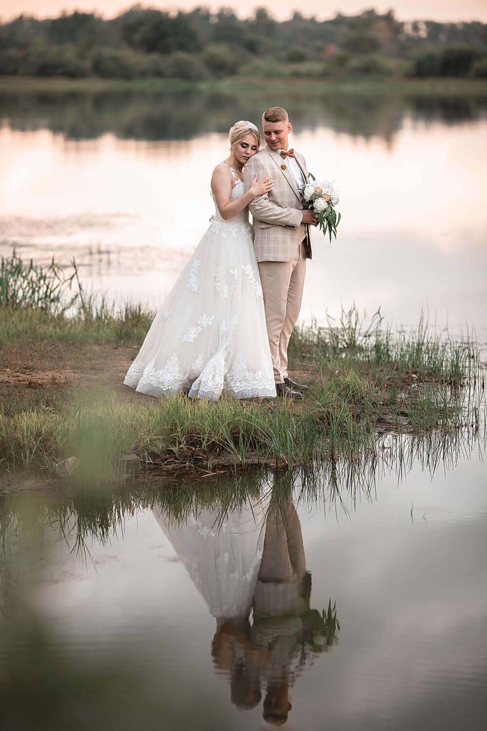 свадьба, свадебная фотосессия, фотосессия на закате, фотосессия на озере, жених, невеста, жених и невеста, свадебный букет, белое платье, счастье, любовь, Владимир Васильев