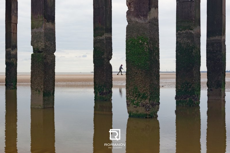 Природа, Архитектура, Колонка, Дерево, Воды, Отражение, Пейзаж, Озеро, На открытом воздухе, Лето, Небо, Голубой, Культура, Путешествия, Спокойствие, История, Река, Уокер, море, океан, берег, банк, мужчина, фигура, Бланкенберге, Бельгия, пляж Johannes Walker фото превью