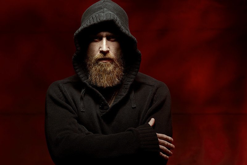 капюшон, красный фон, брутальный, мужчина, борода Брут фото превью