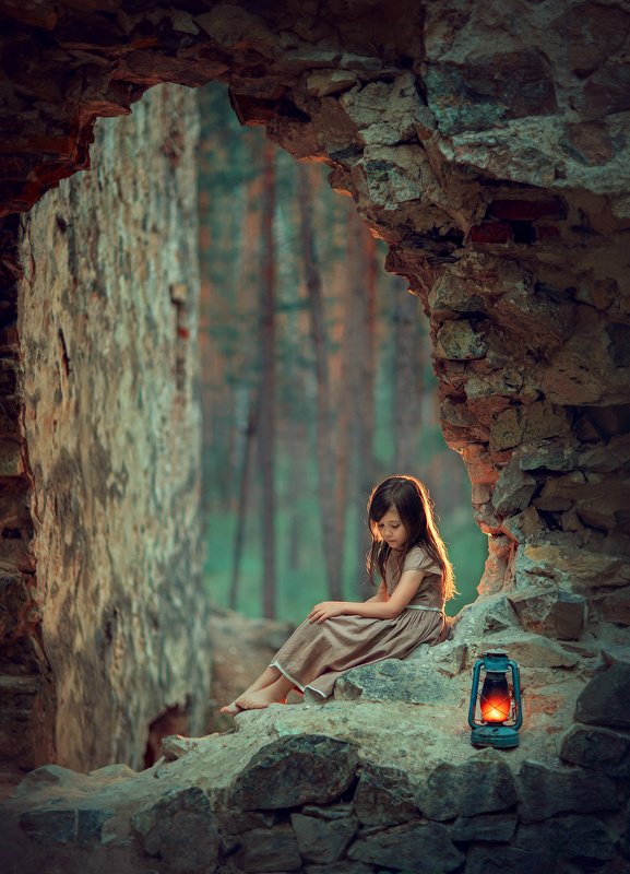 девочка, вечер, свет, лампа, замок, десткая фотосессия, детский фотограф  фото превью