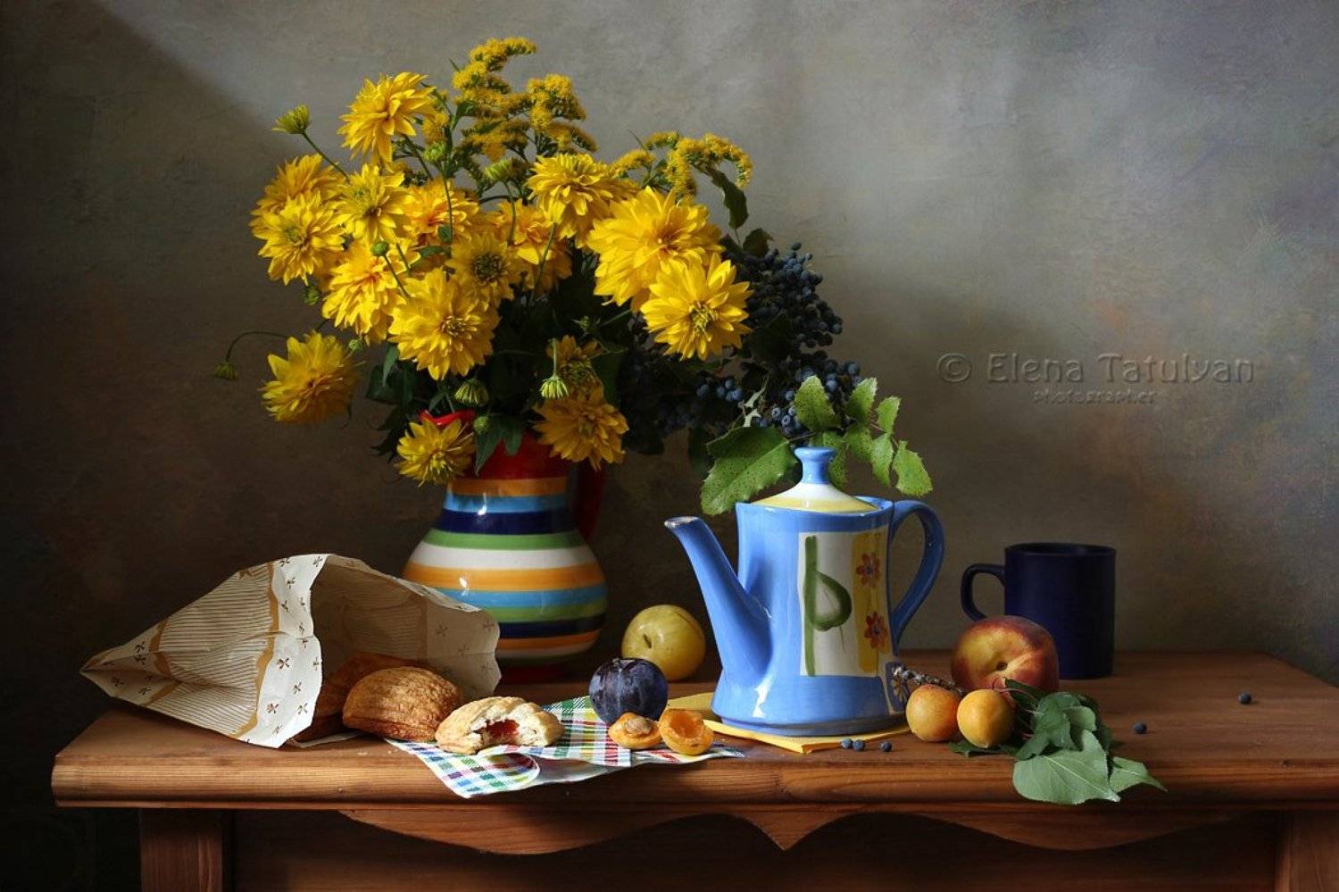 чайник, золотые шары, цветочный натюрморт , ягоды, печенье, Елена Татульян