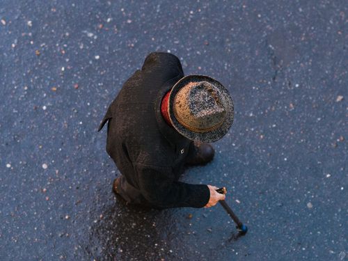 Окно, старик и невидимый дождь