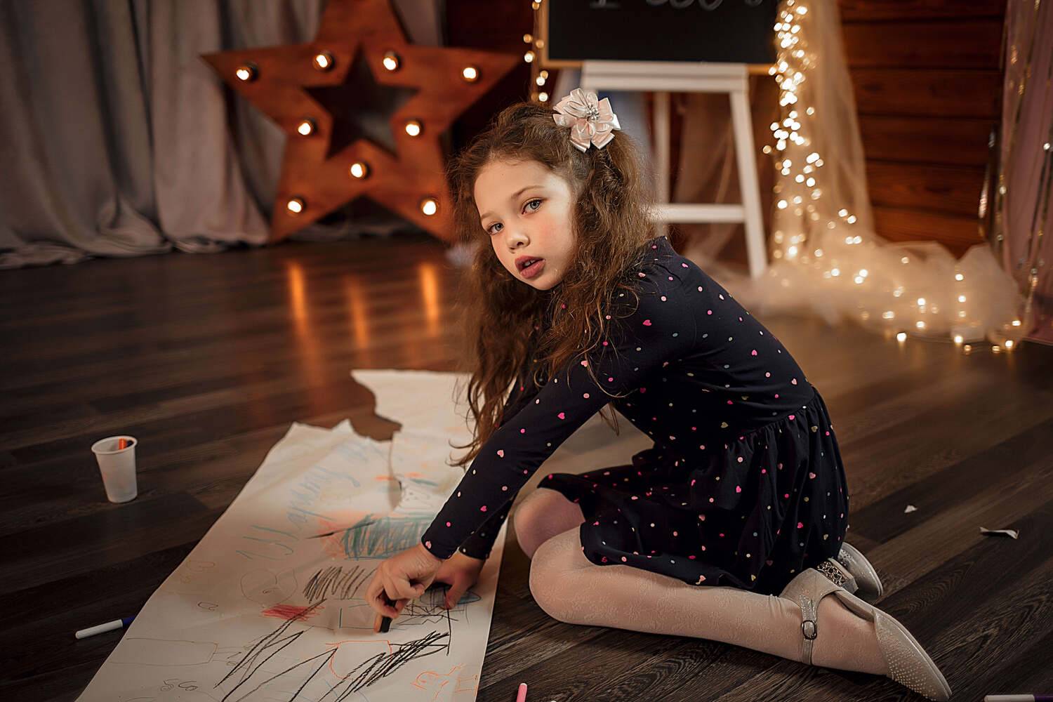 девочка, фотосессия, портрет, студия, карандаши, бумага, рисование, Владимир Васильев