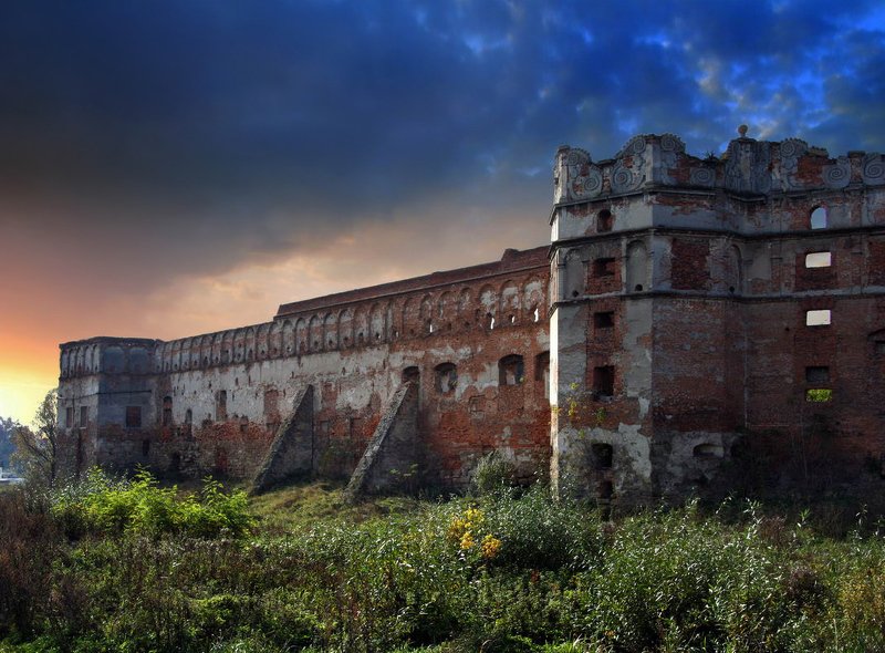 старое село Старо-Сельская фортецiя в лучах заката фото превью