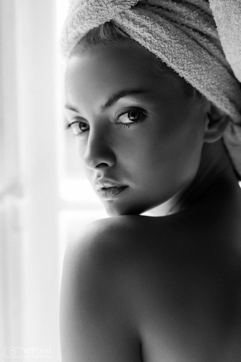 portrait women eyes blonde b&w, Wojtek Polaczkiewicz
