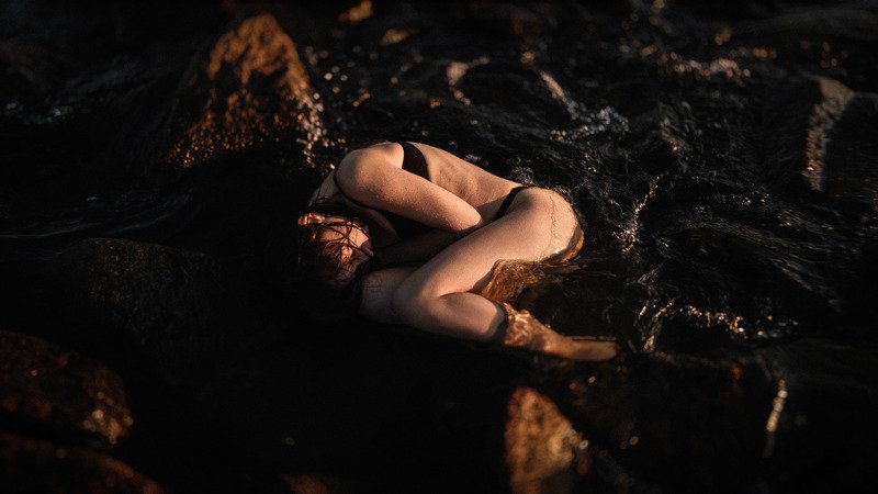 Девушка В чувствах  фото превью