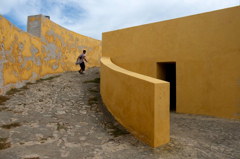 Желтая стена фото превью