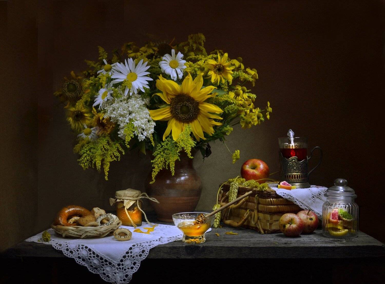 still life, натюрморт,фото натюрморт,август, лето, цветы, подсолнухи, ромашки, мёд, праздник, медовый спас, яблоки, чай, подстаканник, колоски, Колова Валентина