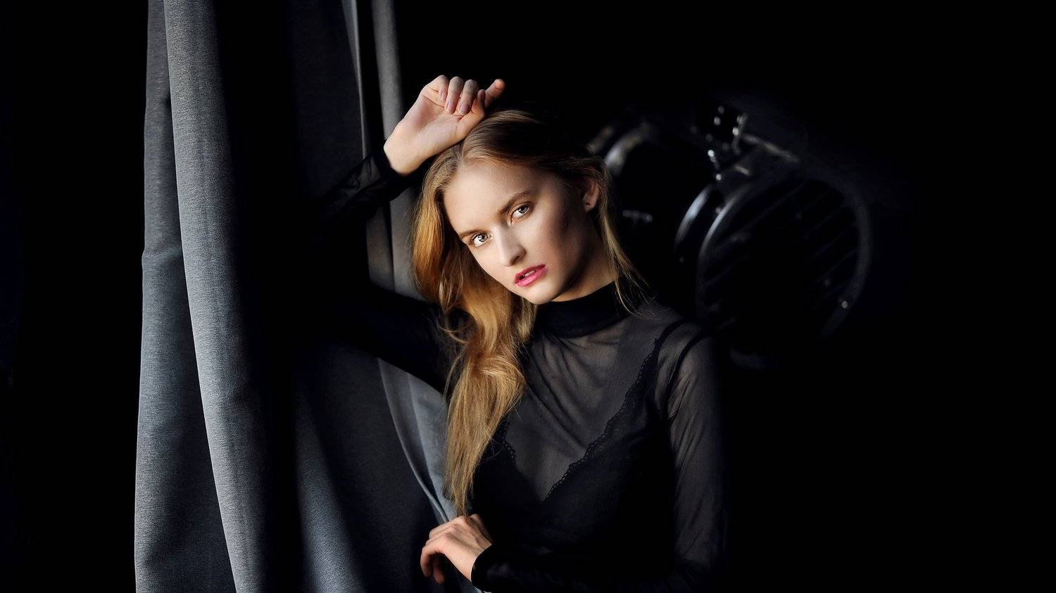 девушка, комната, черный, белый,  печаль ,красота ,грудь, красный,, Денис Лыткин