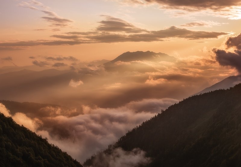сочи, красная поляна, закат, пейзаж, облака, лето, бзерпинский карниз, солнце, горы, заря Мягкие волны закатных облаков фото превью