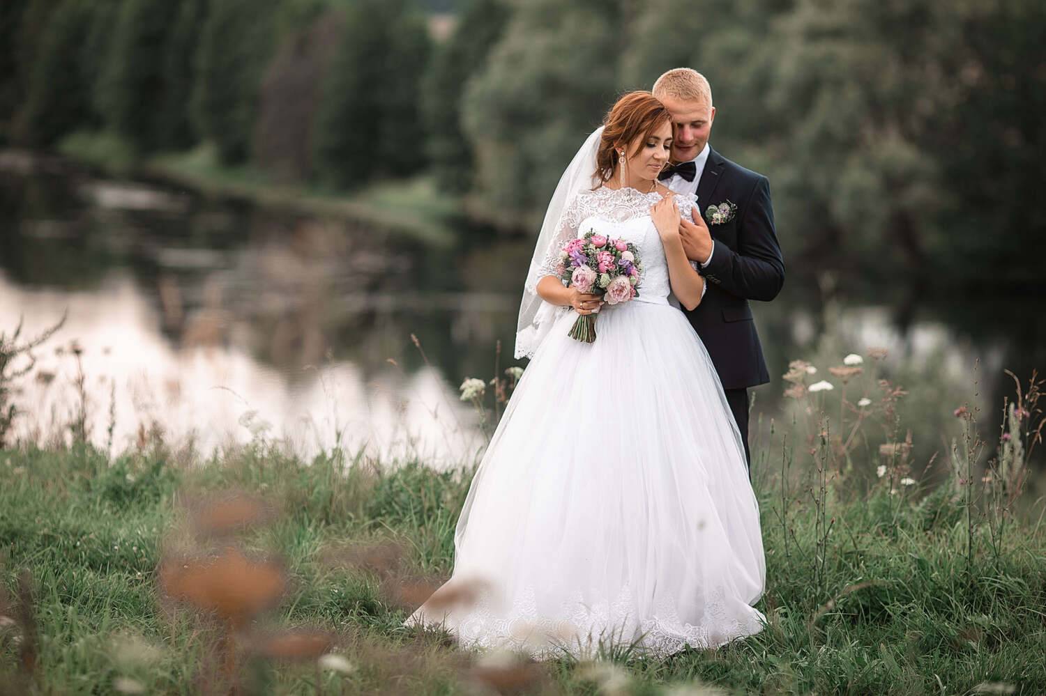 свадьба, свадебная фотосессия, фотосессия на закате, фотосессия на реке, жених, невеста, жених и невеста, свадебный букет, белое платье, счастье, любовь, Владимир Васильев