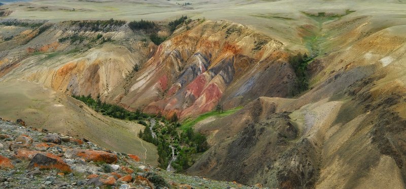 Разноцветные горы фото превью