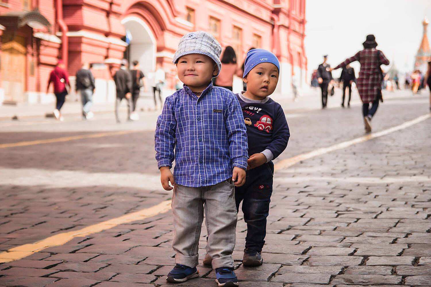 москва, красная площадь, дети, мальчики, репортаж. стрит репортаж, прогулка по москве, транзит, отдых, братья, Владимир Васильев