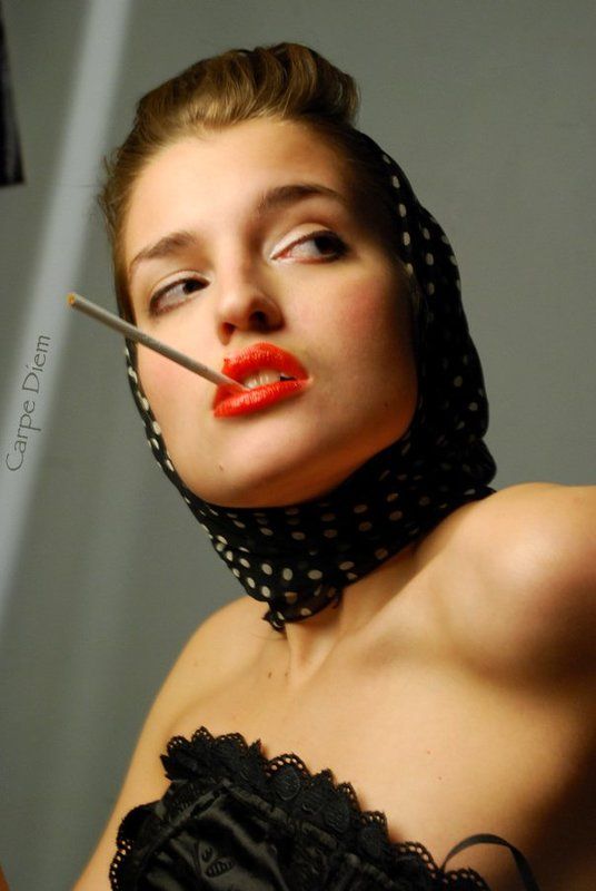 девушка, сигарета, курить, краснвая помада, платок Огонька не найдется? фото превью