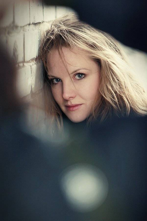 девушка, взгляд, дворовая арка, Sound Wave