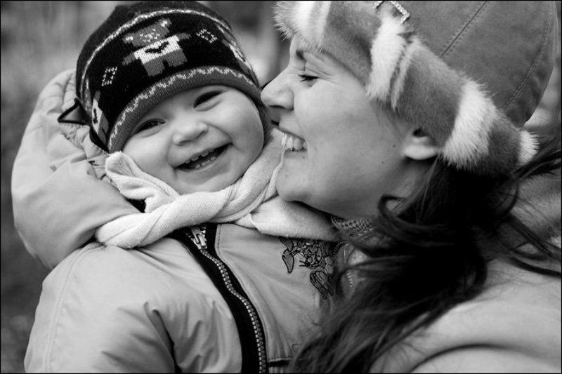 весна смех ребенок мама Веселовесеннее фото превью