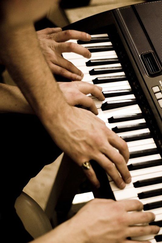 клавиши руки В четыре руки фото превью