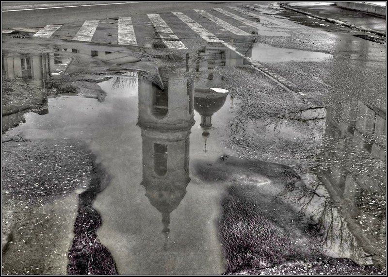 весна, отражение, лужа, церковь Жизнь в отражениях_2 ч/б фото превью