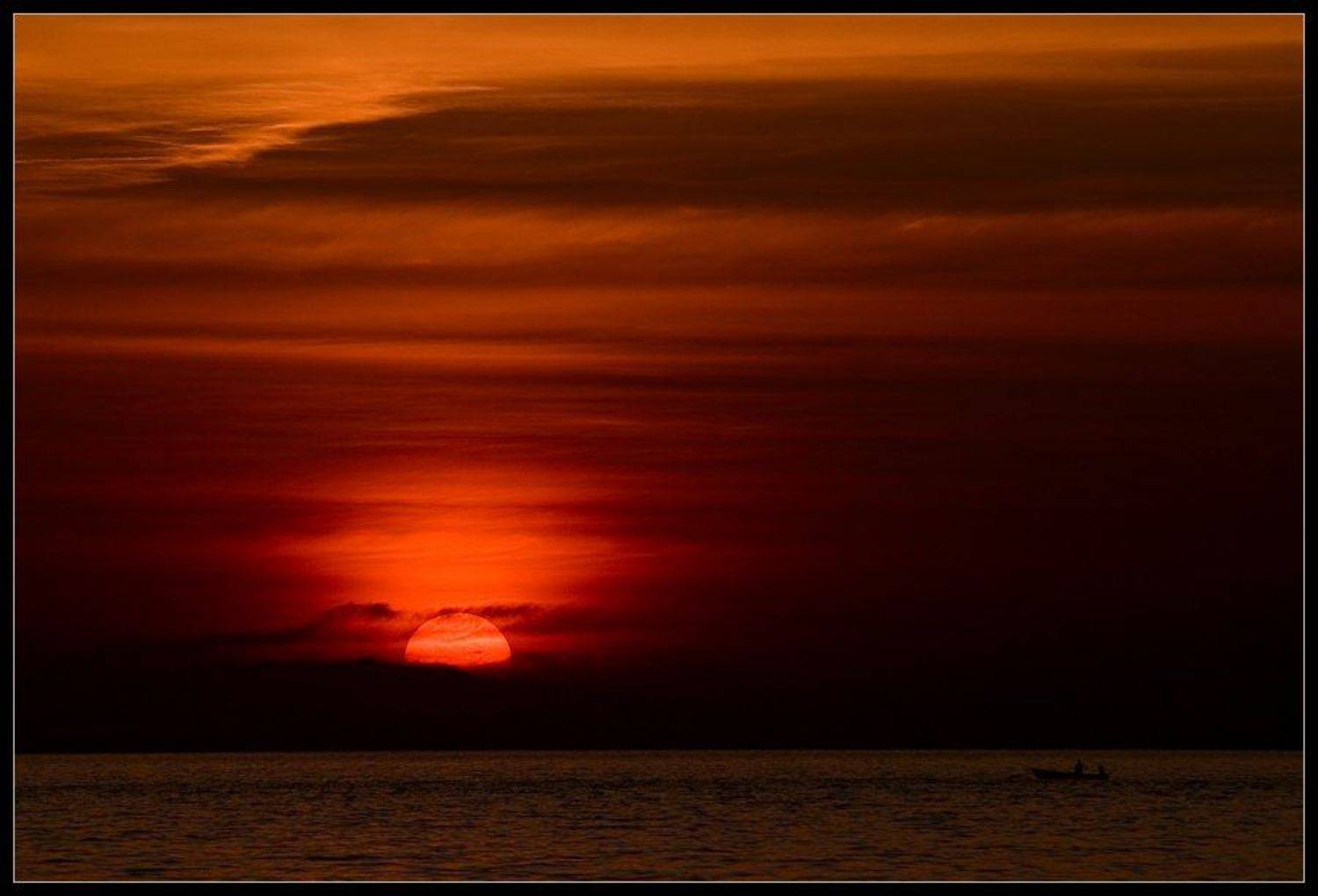 закат,солнце,небо,силуэт,лодка,красное,чёрное, Александр Константинов